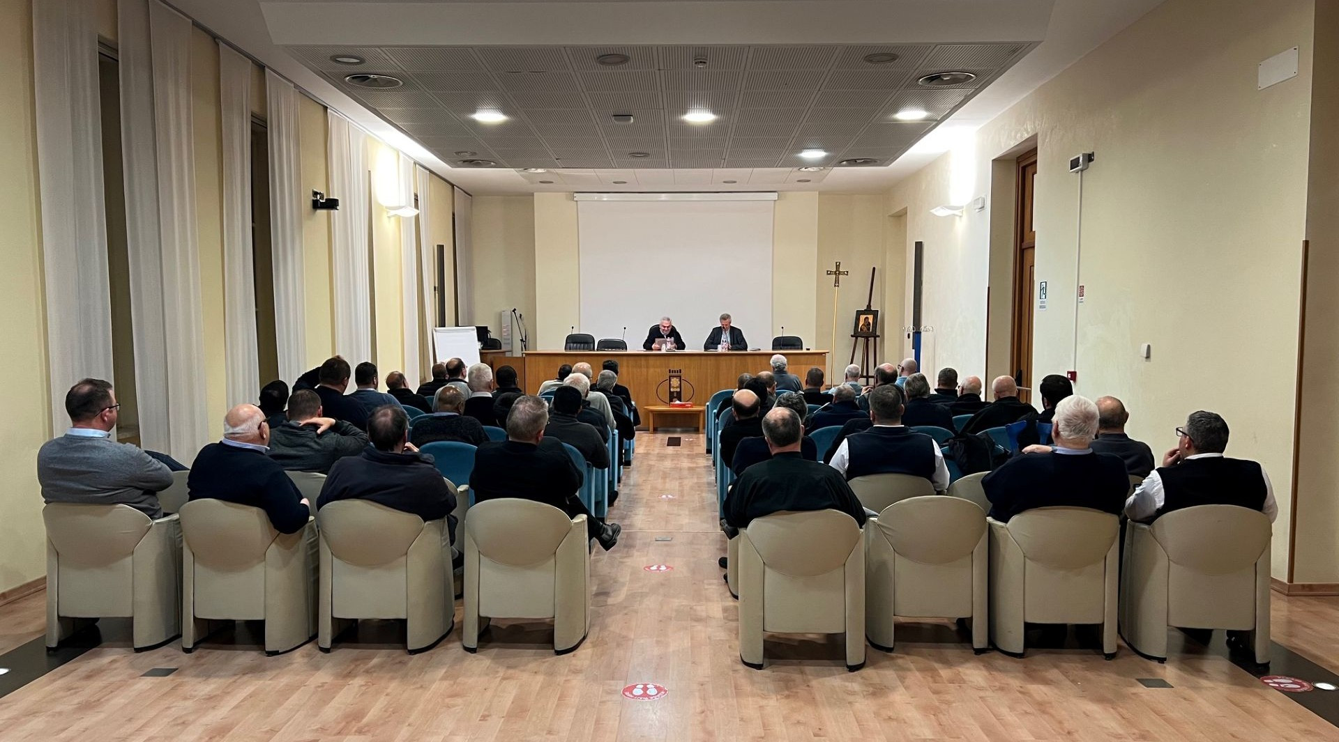 Sacerdoti e diaconi in ritiro spirituale: la conferenza di apertura