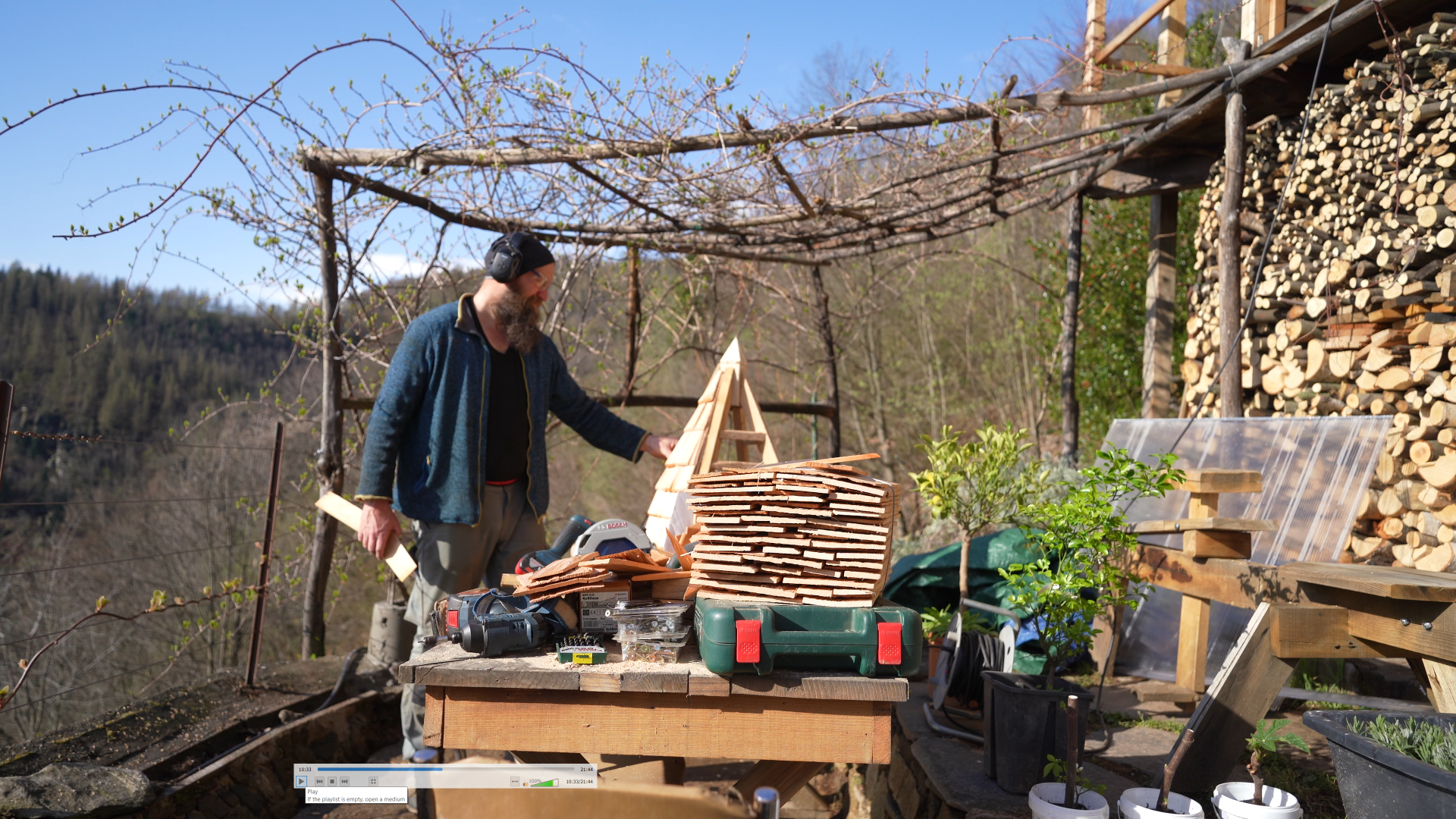 Don Schwarz al lavoro nel rifugio sulle alpi del Piemonte dove risiede