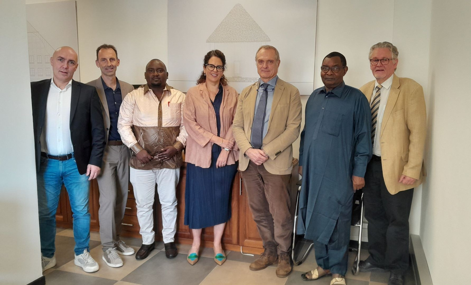 L&rsquo;incontro a Yaound&eacute; fra Natalie Kohl, ambasciatrice svizzera in Camerun, Sandro Maggi, Giuseppe Mossi, Pietro Antonini, Markus Brudermann dell&rsquo;associazione HHM e i dottori Madesi e M&rsquo;Poz&eacute;