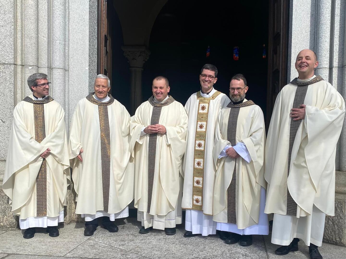 I celebranti con don Matteo Frondoni alla sua prima Messa