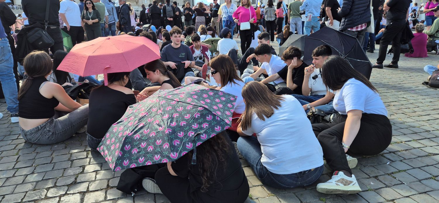 Giovani in piazza in attesa della fumata che porter&agrave; all'elezione del Papa